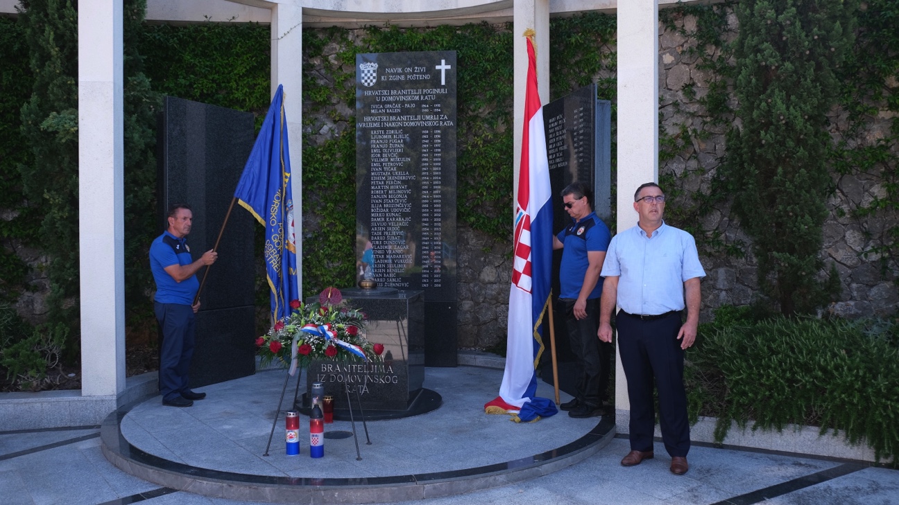 Spomenik braniteljima na groblju u Sv. Luciji