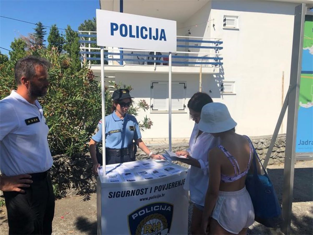 policija info punkt (2)