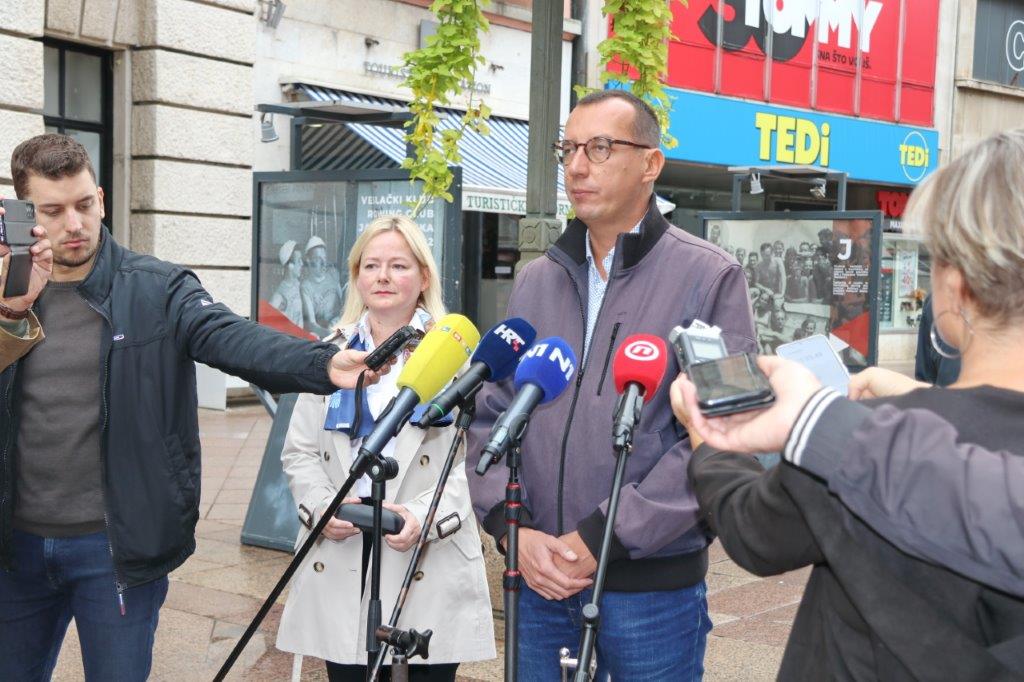 Obilazak-Art-kvarta-u-Benčiću-nakon-velike-poplave-i-kiše_2909-2 Obilazak-Art-kvarta-u-Benčiću-nakon-velike-poplave-i-kiše_2909-2