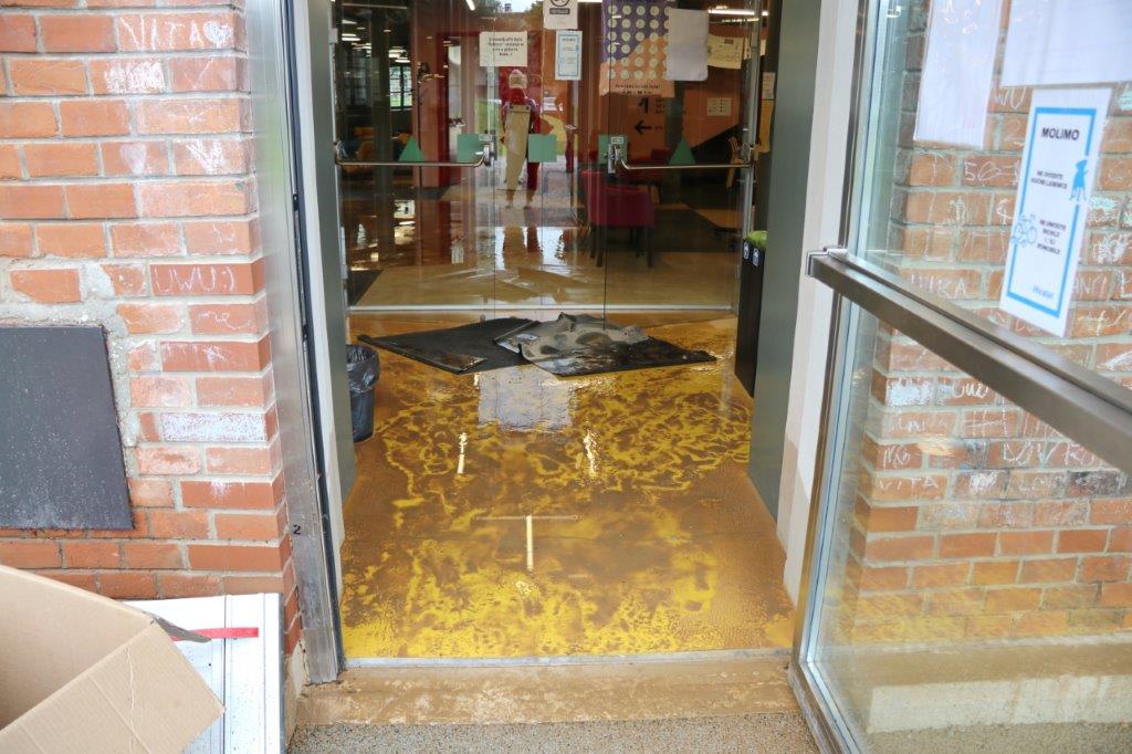 Obilazak-Art-kvarta-u-Benčiću-nakon-velike-poplave-i-kiše_2909-3 Obilazak-Art-kvarta-u-Benčiću-nakon-velike-poplave-i-kiše_2909-3