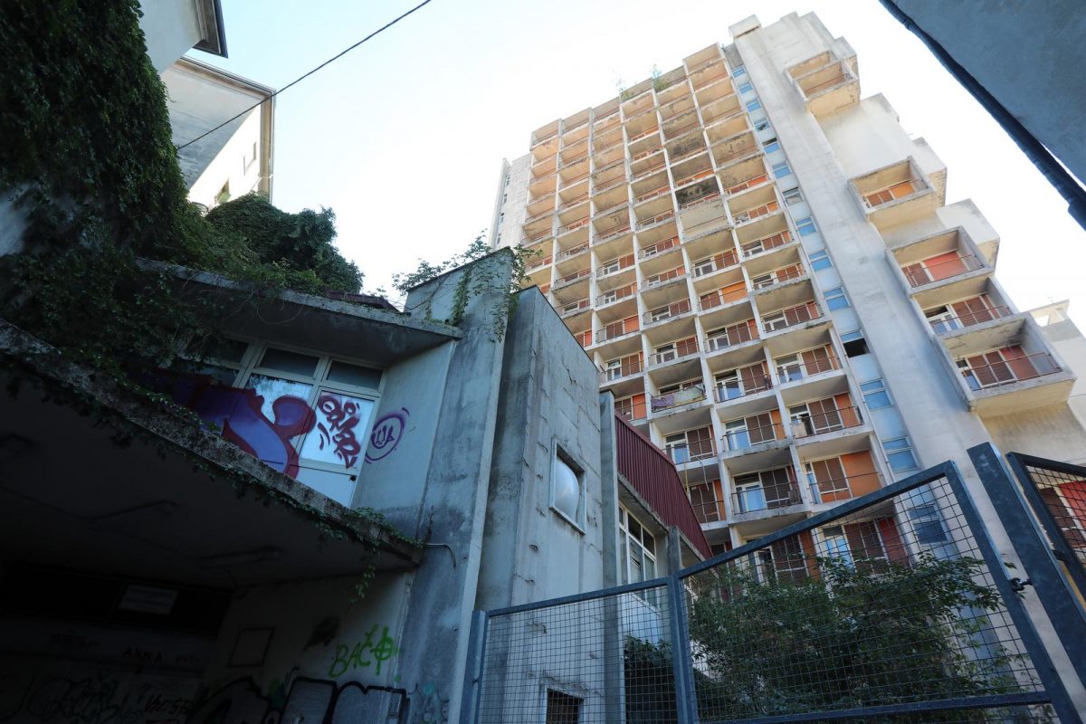 Rijeka: Nekadašnji neboder HŽ-a, koji sada pripada Sveučilištu, iz dana u dan propada