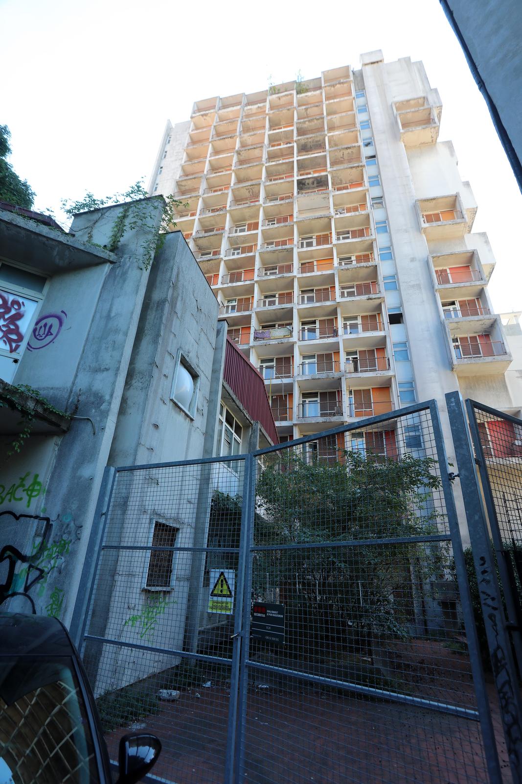 Rijeka: Nekadašnji neboder HŽ-a, koji sada pripada Sveučilištu, iz dana u dan propada