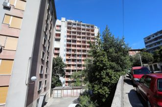 Rijeka: Nekadašnji neboder HŽ-a, koji sada pripada Sveučilištu, iz dana u dan propada