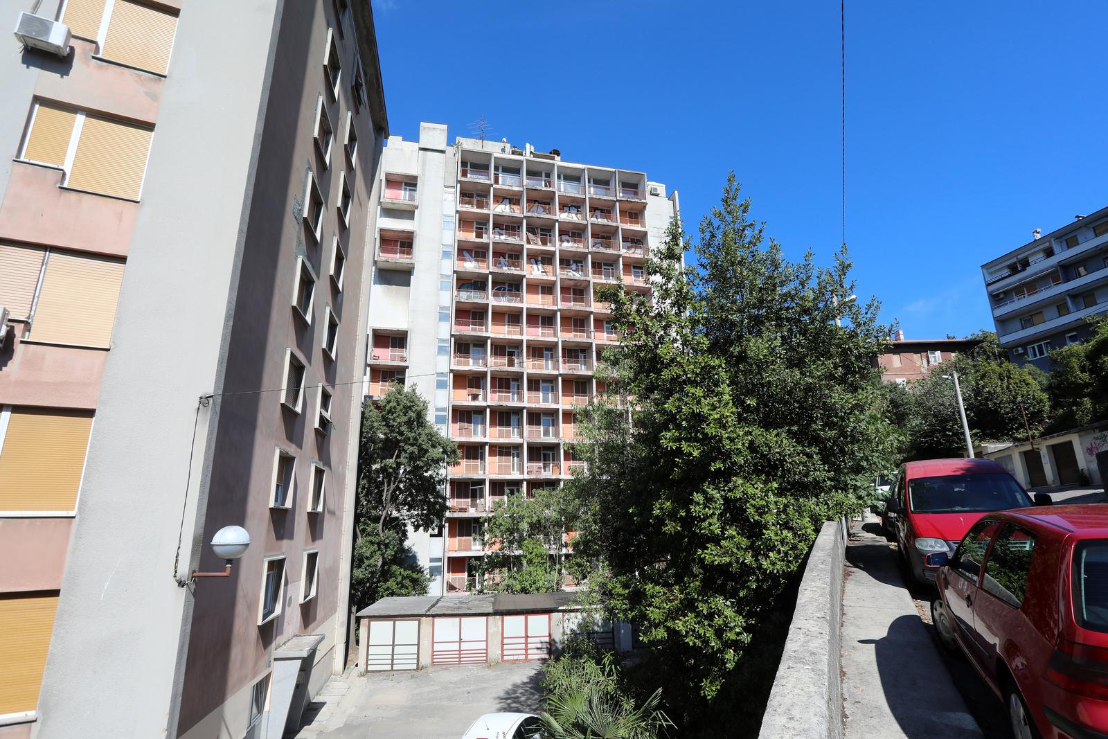 Rijeka: Nekadašnji neboder HŽ-a, koji sada pripada Sveučilištu, iz dana u dan propada