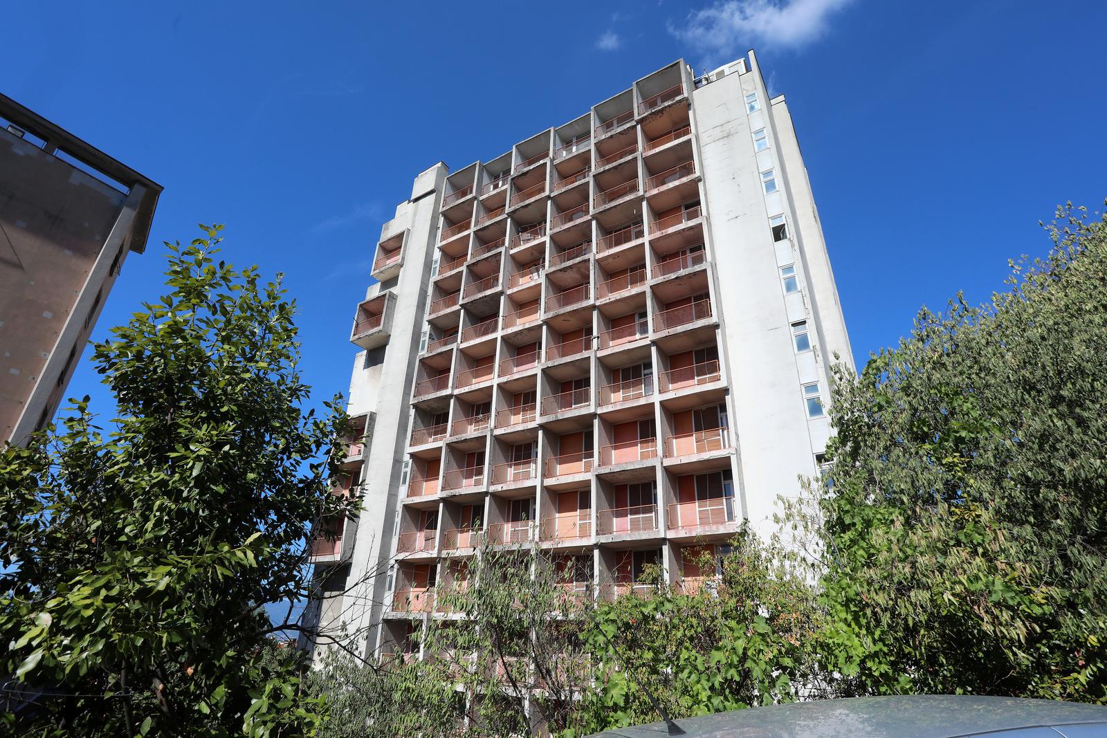 Rijeka: Nekadašnji neboder HŽ-a, koji sada pripada Sveučilištu, iz dana u dan propada