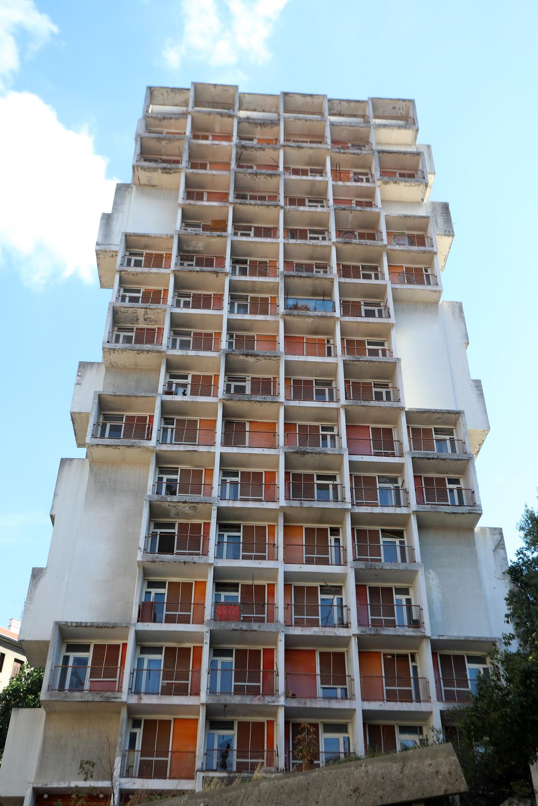 Rijeka: Nekadašnji neboder HŽ-a, koji sada pripada Sveučilištu, iz dana u dan propada