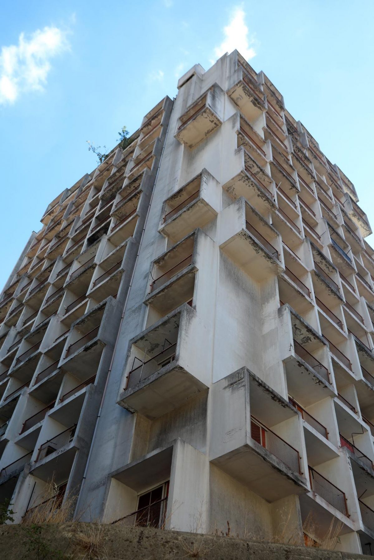 Rijeka: Nekadašnji neboder HŽ-a, koji sada pripada Sveučilištu, iz dana u dan propada
