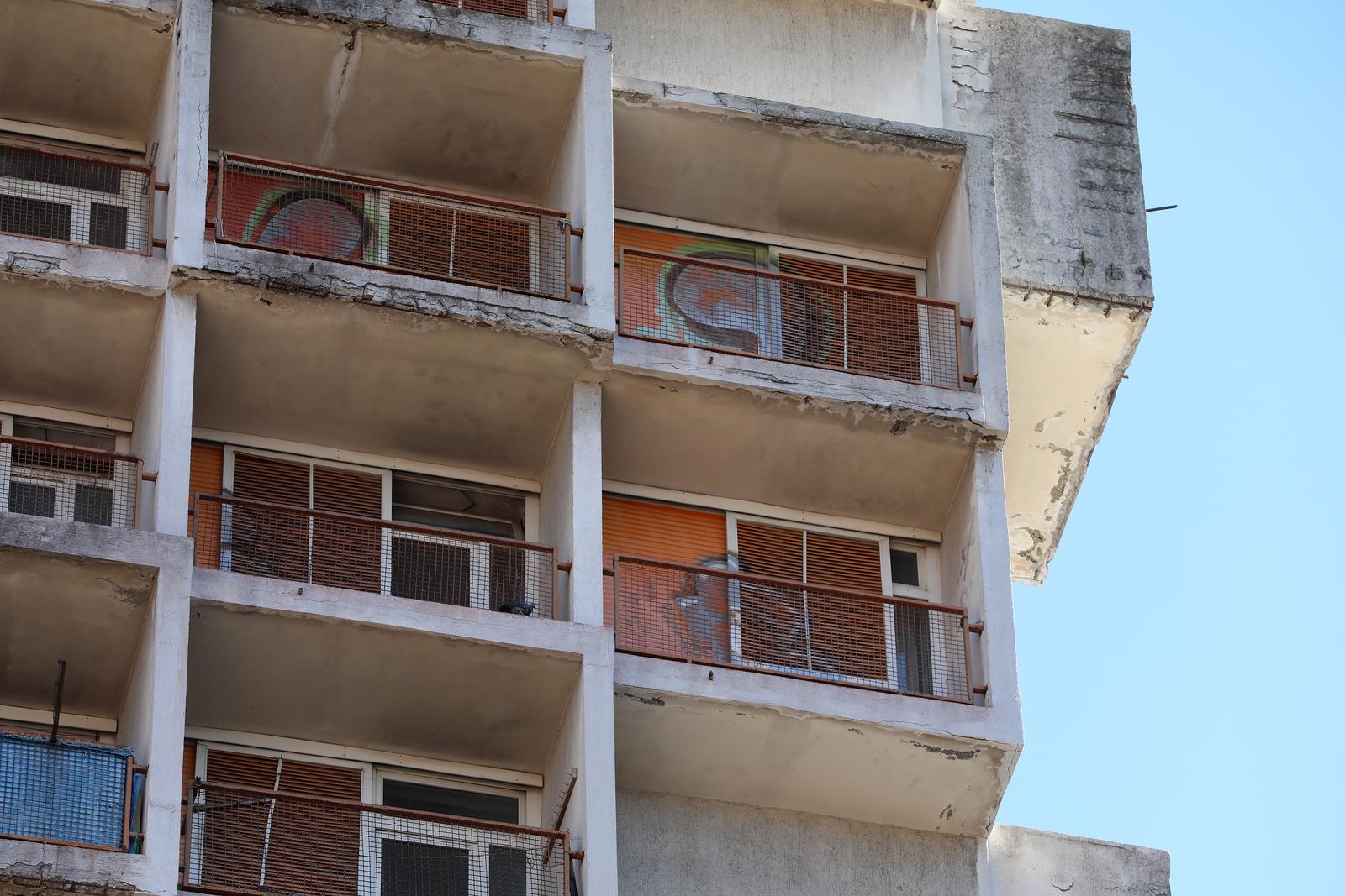 Rijeka: Nekadašnji neboder HŽ-a, koji sada pripada Sveučilištu, iz dana u dan propada