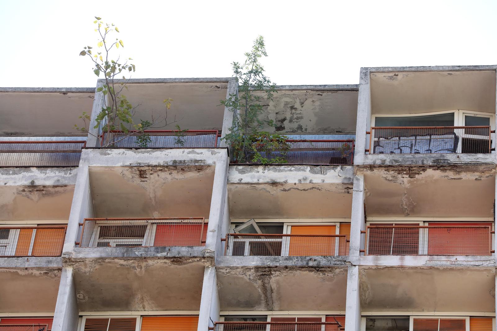 Rijeka: Nekadašnji neboder HŽ-a, koji sada pripada Sveučilištu, iz dana u dan propada