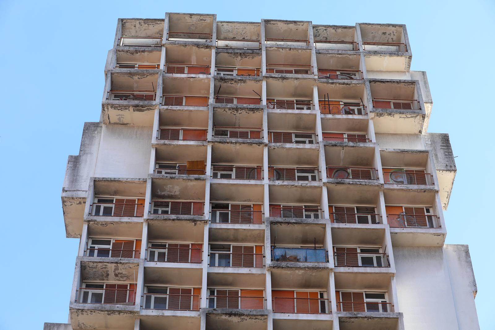 Rijeka: Nekadašnji neboder HŽ-a, koji sada pripada Sveučilištu, iz dana u dan propada