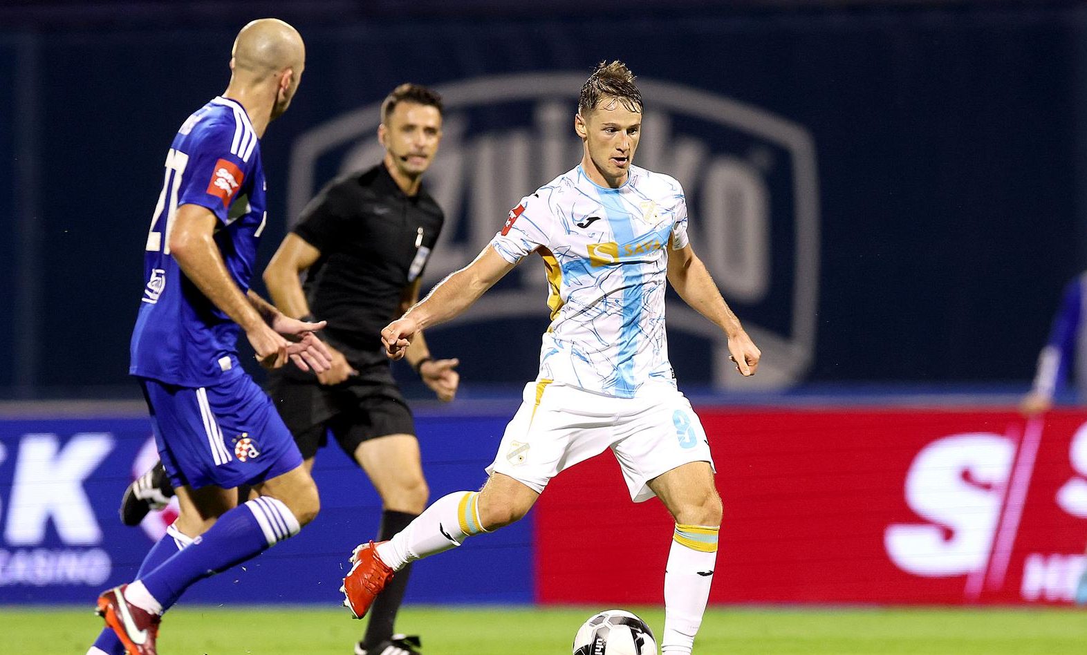 Dinamo i Rijeka sastali se u 8. kolu SuperSport HNL-a Dinamo i Rijeka sastali se u 8. kolu SuperSport HNL-a