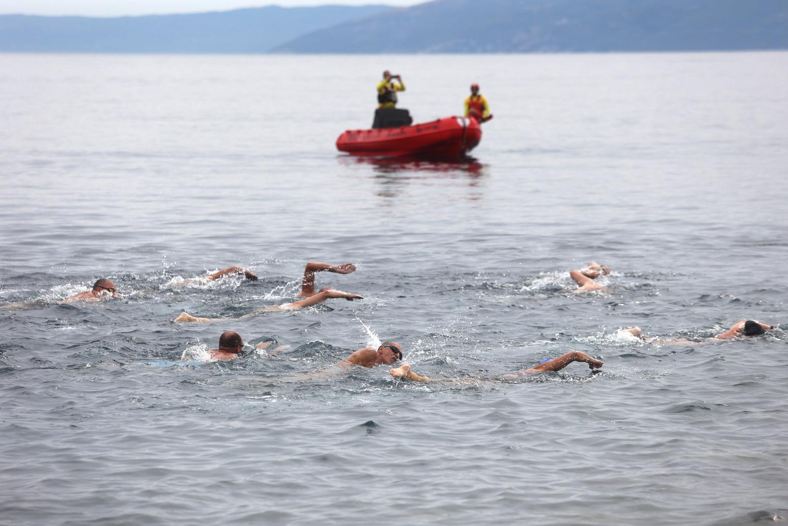 Osmo izdanje humanitarnog plivačkog maratona “Koga briga”, zaplivao i gradonačelnik Filipović