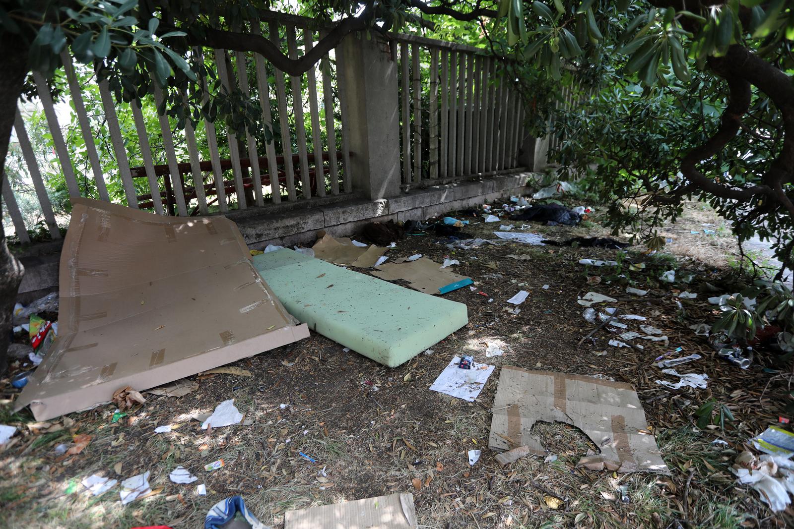 Rijeka: U parku kraj željezničkog kolodvora prenoće migranti