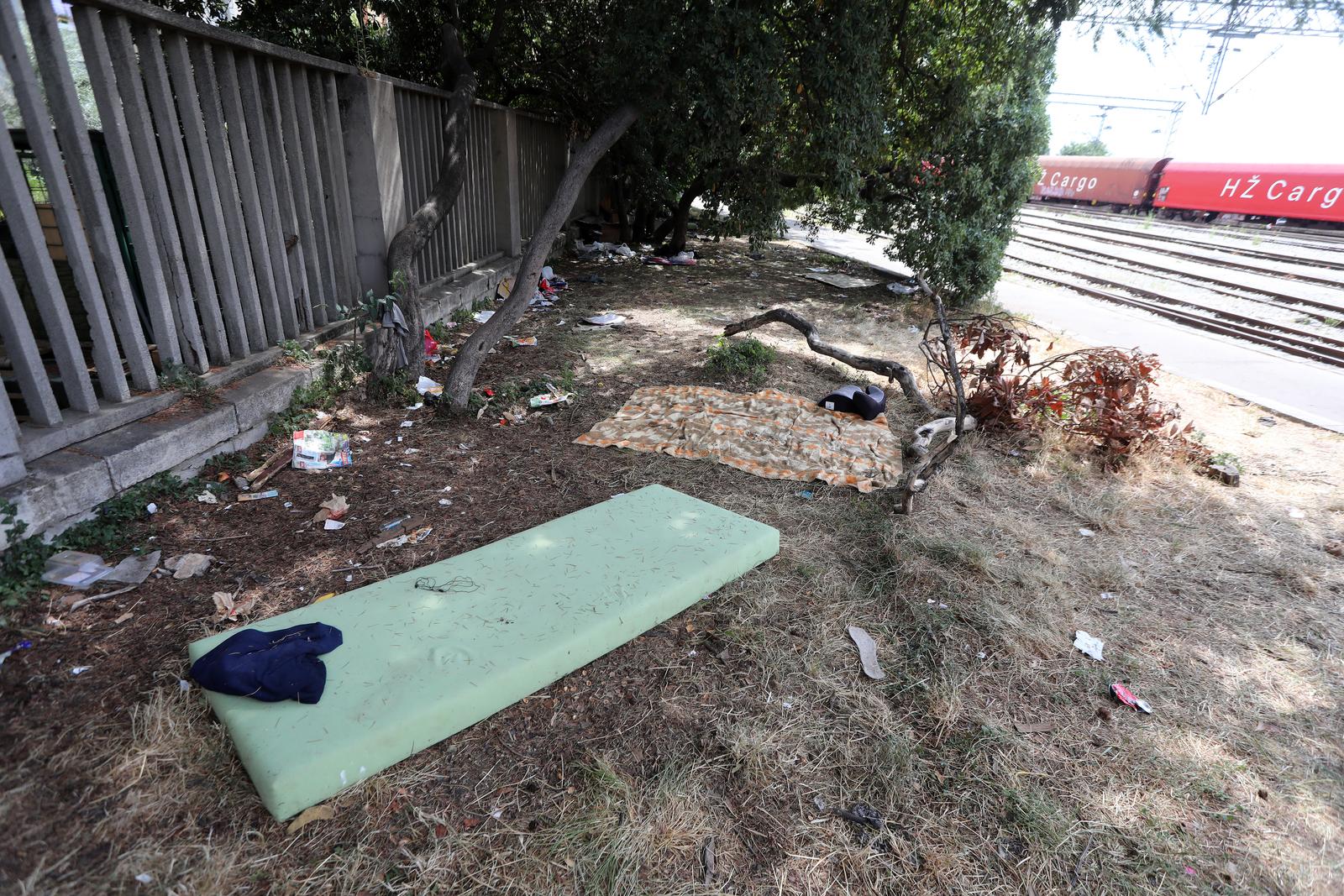 Rijeka: U parku kraj eljezni?kog kolodvora preno?e migranti