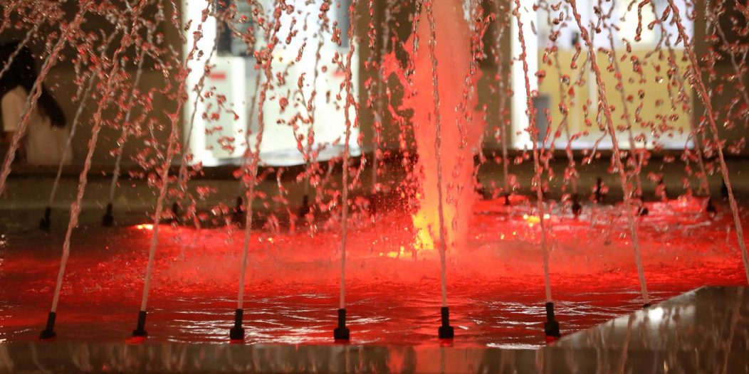 Rijeka: Lučke dizalice i fontana osvjetljenje crvenim svjetlima povodom Svjetskog dana svjesnosti o Duchenne mišićnoj distrofiji