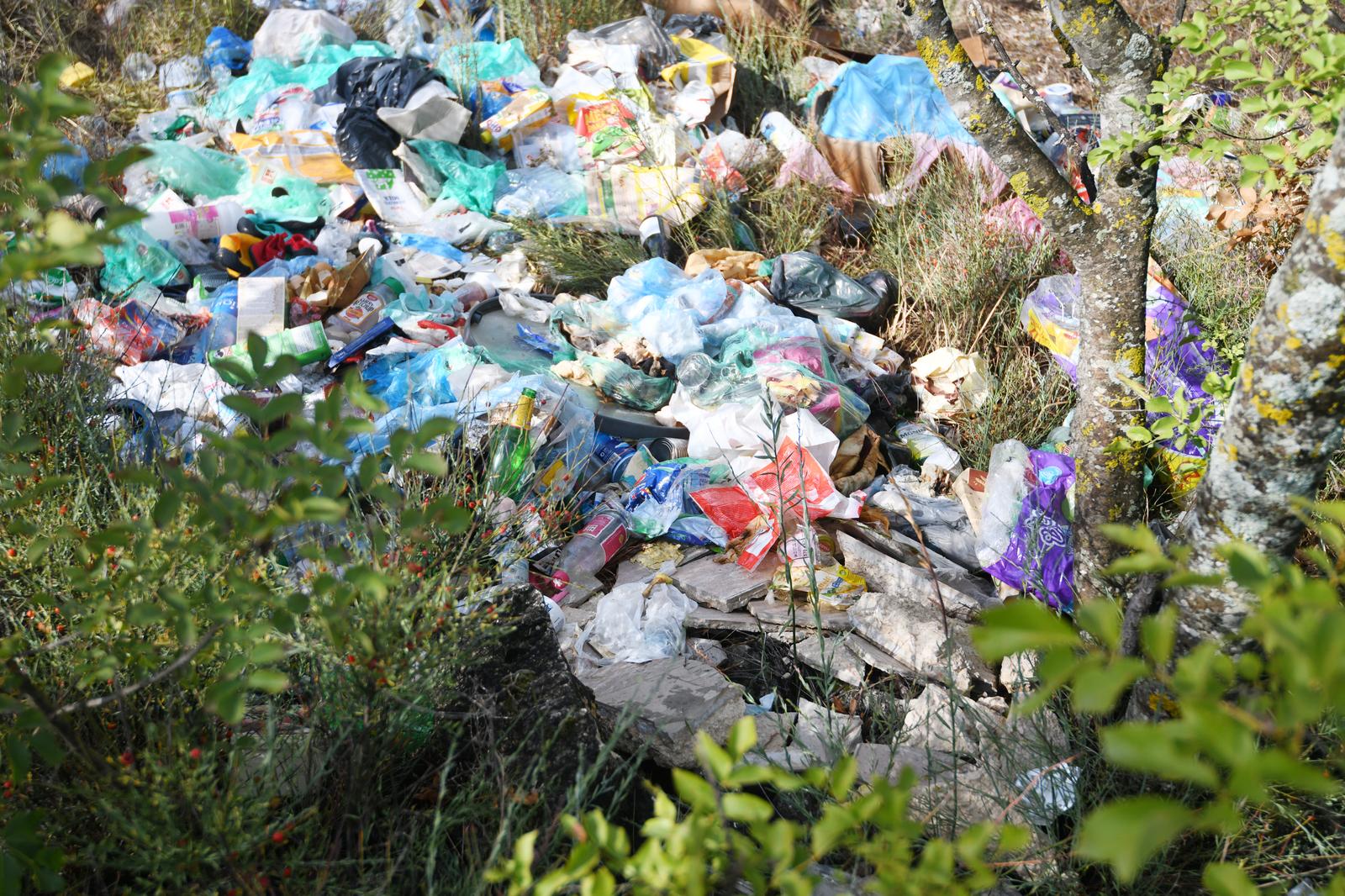 Šibenik: Mještanin ostavio poruku nesavjesnom građaninu zbog odlaganja otpada Šibenik: Mještanin ostavio poruku nesavjesnom građaninu zbog odlaganja otpada