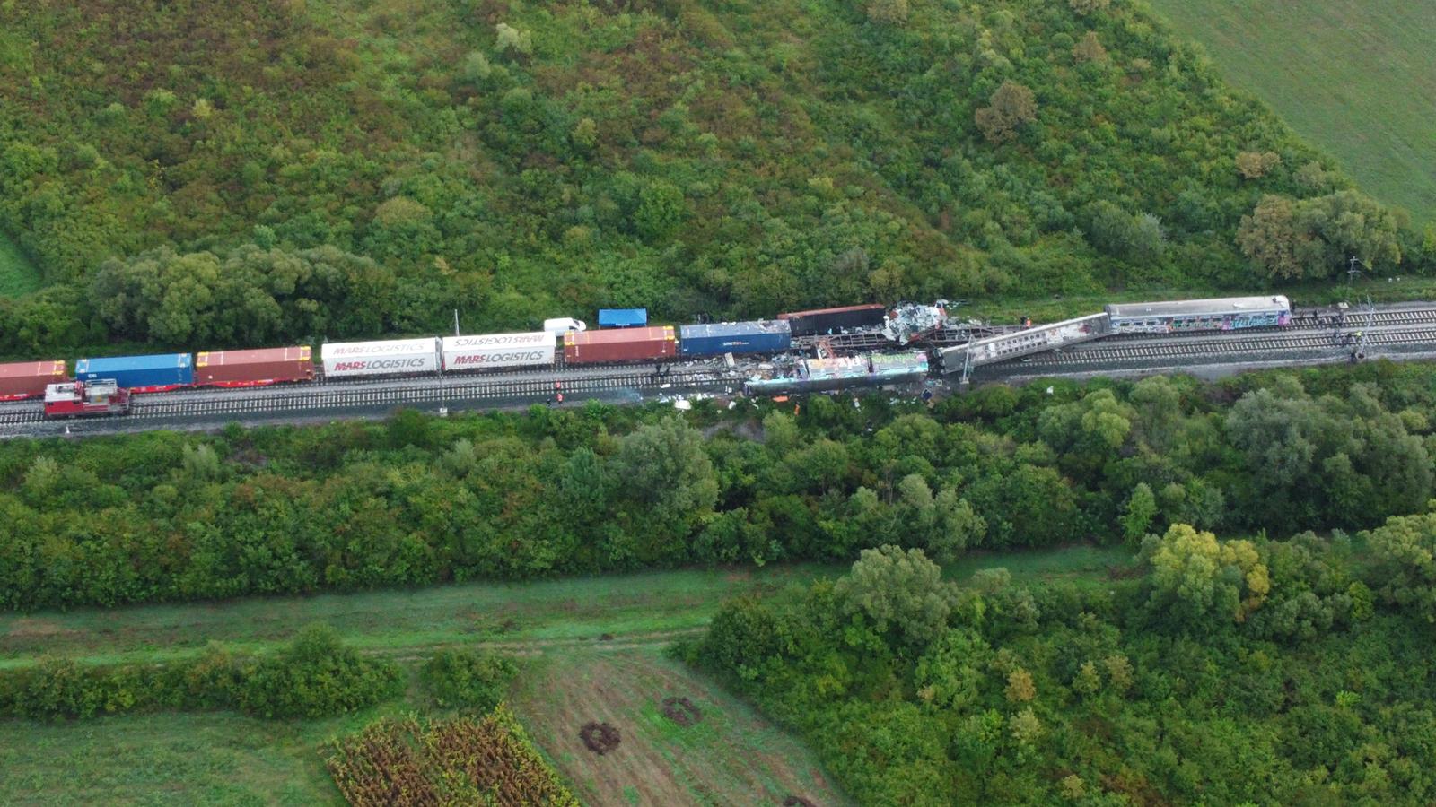 Fotografije iz zraka s mjesta nesreće putničkog i teretnog vlaka