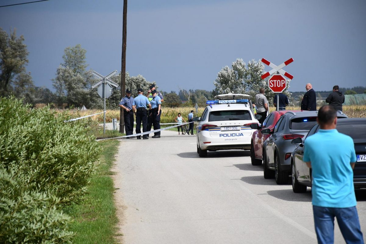 Bolfan: Žena i dvoje djece poginuli u naletu vlaka na automobil