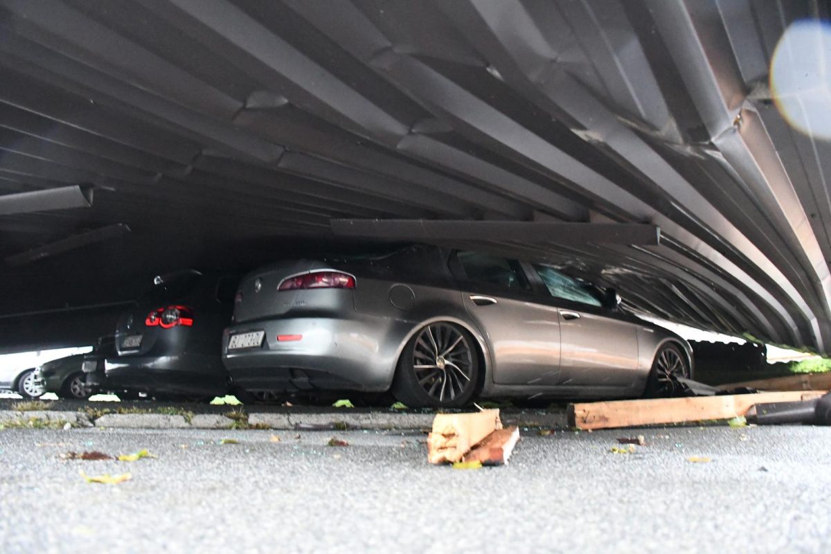 Čazma: Pet automobila oštećeno je kada je na njih pao krov