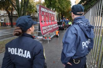 Zagreb: Ispred suda u Ilici “pauk” odvozi automobil s plakatom podrške Franciškoviću