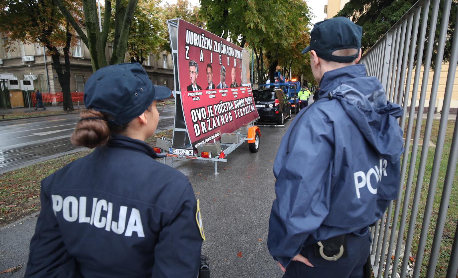 Zagreb: Ispred suda u Ilici “pauk” odvozi automobil s plakatom podrške Franciškoviću Zagreb: Ispred suda u Ilici “pauk” odvozi automobil s plakatom podrške Franciškoviću