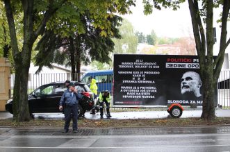 Zagreb: Ispred suda u Ilici “pauk” odvozi automobil s plakatom podrške Franciškoviću