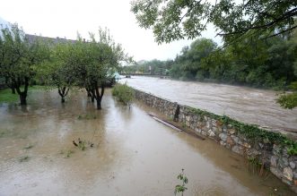 Obilna kiša izazvala je podizanje vodostaja rijeke Kupe i njenih pritoka koji su poplavili prometnice, kuće i vrtove