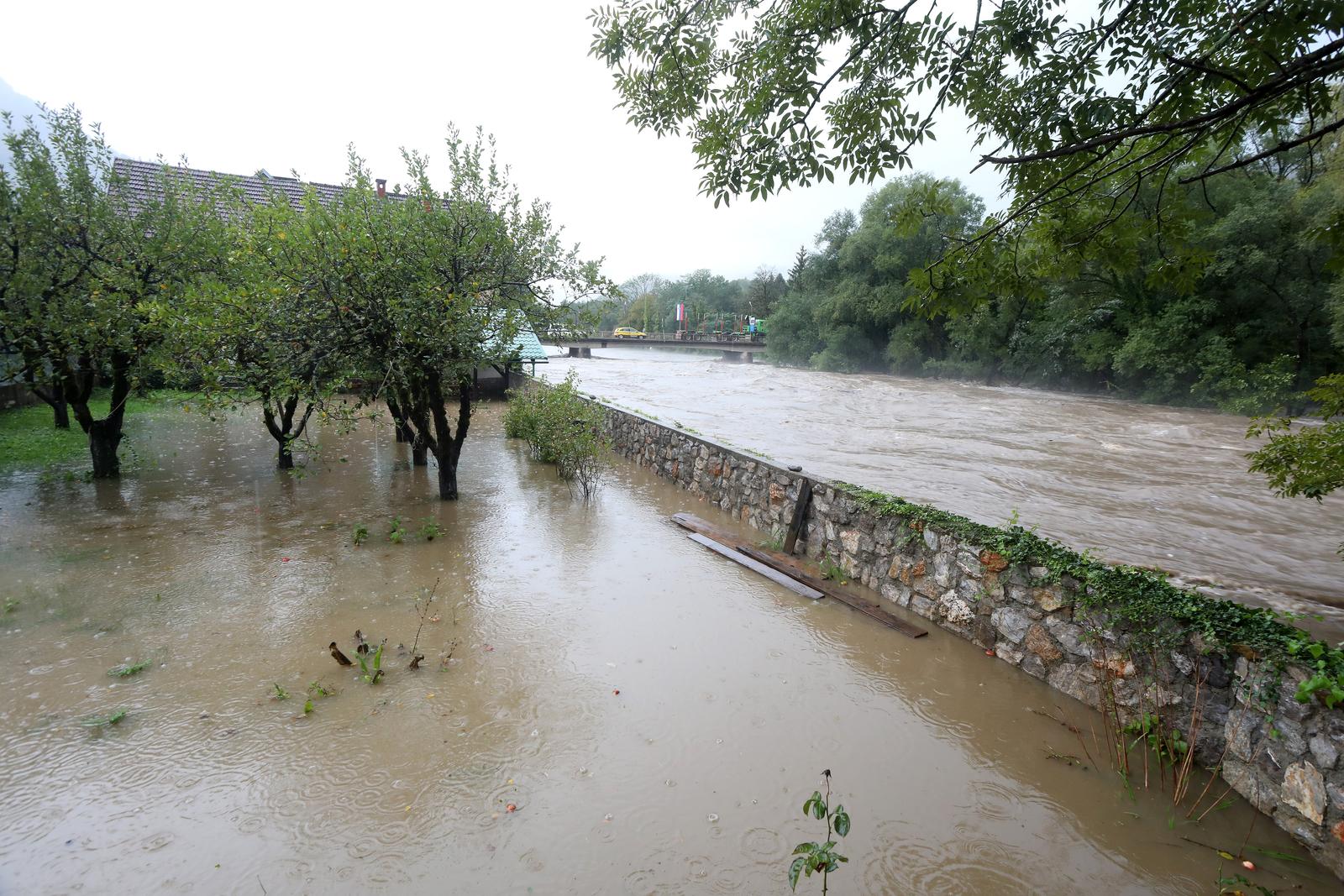 Obilna kiša izazvala je podizanje vodostaja rijeke Kupe i njenih pritoka koji su poplavili prometnice, kuće i vrtove Obilna kiša izazvala je podizanje vodostaja rijeke Kupe i njenih pritoka koji su poplavili prometnice, kuće i vrtove