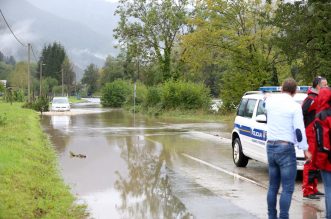 Obilna kiša izazvala je podizanje vodostaja rijeke Kupe i njenih pritoka koji su poplavili prometnice, kuće i vrtove