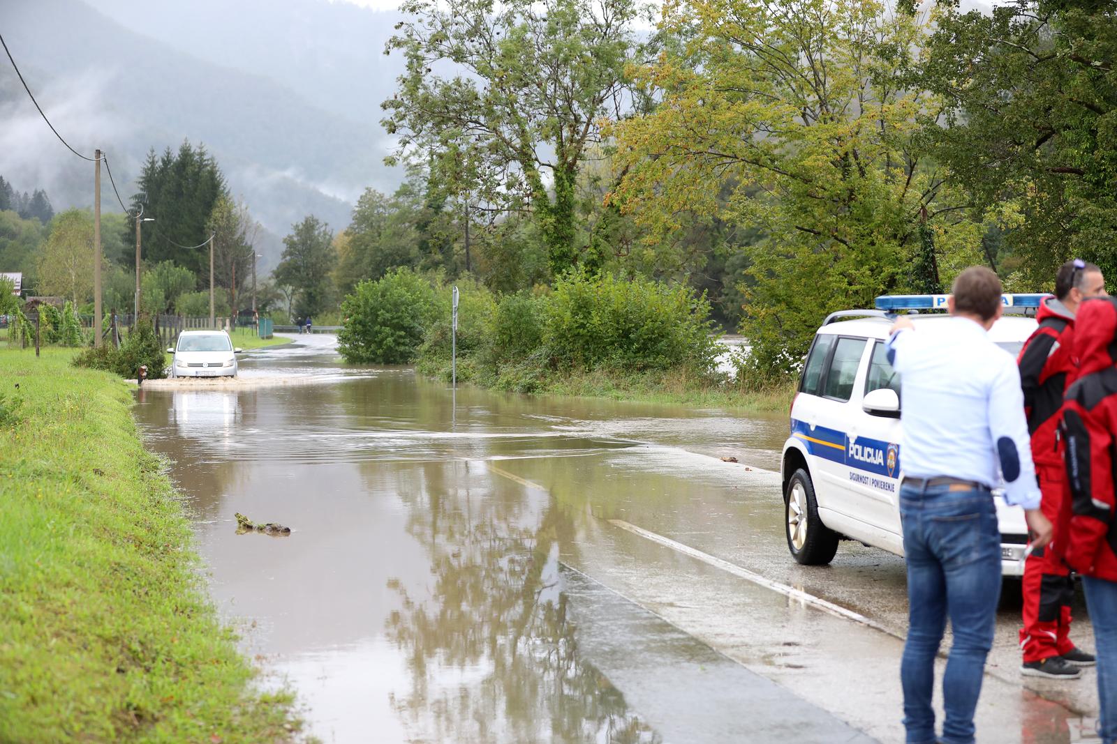 Obilna kiša izazvala je podizanje vodostaja rijeke Kupe i njenih pritoka koji su poplavili prometnice, kuće i vrtove Obilna kiša izazvala je podizanje vodostaja rijeke Kupe i njenih pritoka koji su poplavili prometnice, kuće i vrtove