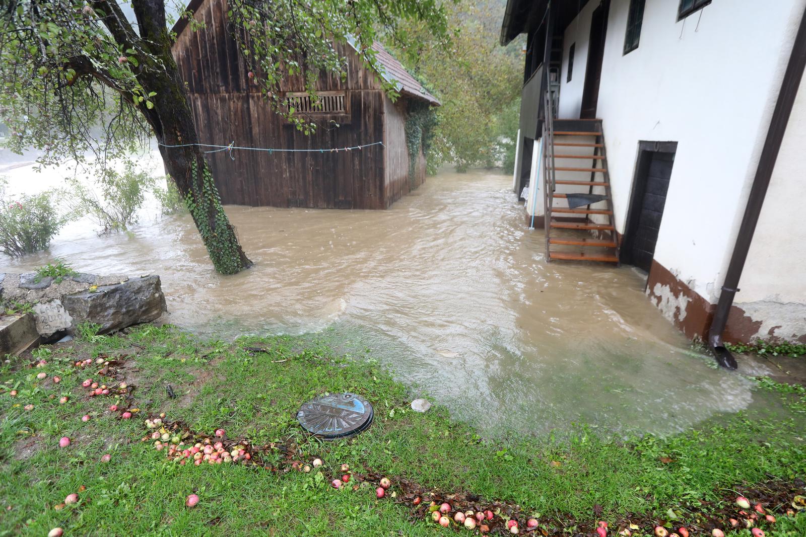 Obilna kiša izazvala je podizanje vodostaja rijeke Kupe i njenih pritoka koji su poplavili prometnice, kuće i vrtove Obilna kiša izazvala je podizanje vodostaja rijeke Kupe i njenih pritoka koji su poplavili prometnice, kuće i vrtove