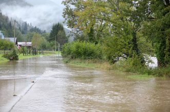 Obilna kiša izazvala je podizanje vodostaja rijeke Kupe i njenih pritoka koji su poplavili prometnice, kuće i vrtove