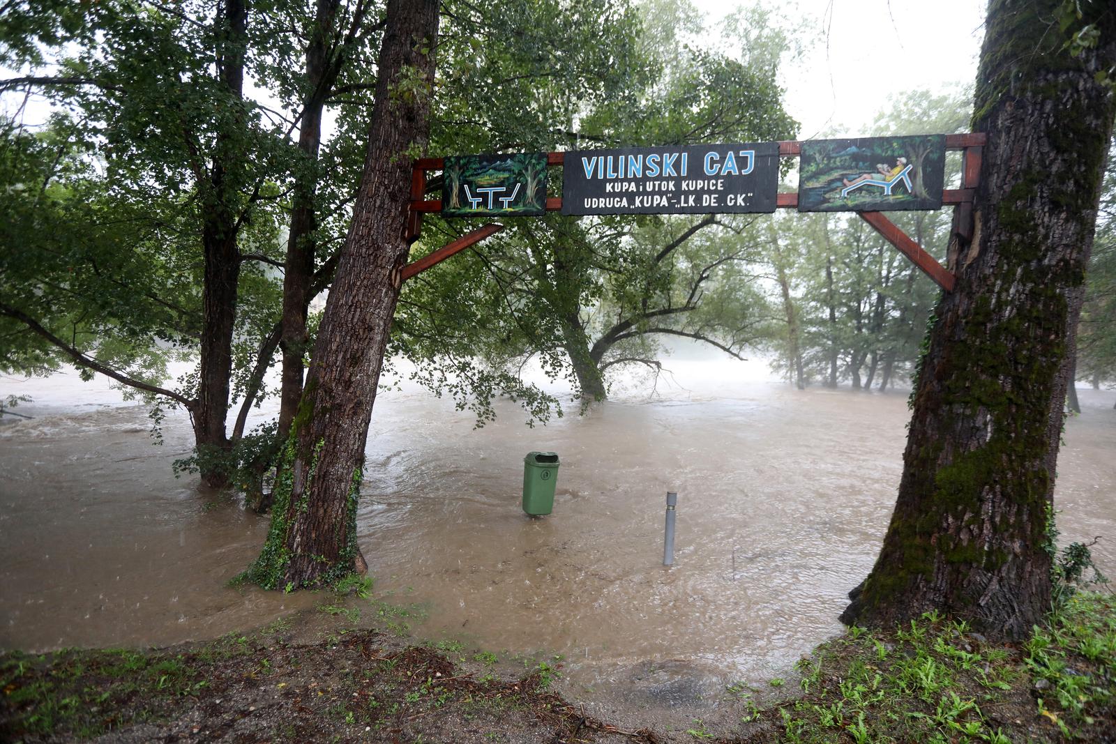 Obilna kiša izazvala je podizanje vodostaja rijeke Kupe i njenih pritoka koji su poplavili prometnice, kuće i vrtove Obilna kiša izazvala je podizanje vodostaja rijeke Kupe i njenih pritoka koji su poplavili prometnice, kuće i vrtove