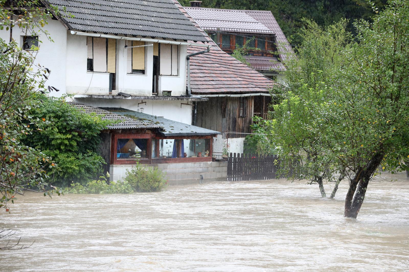 Obilna kiša izazvala je podizanje vodostaja rijeke Kupe i njenih pritoka koji su poplavili prometnice, kuće i vrtove Obilna kiša izazvala je podizanje vodostaja rijeke Kupe i njenih pritoka koji su poplavili prometnice, kuće i vrtove
