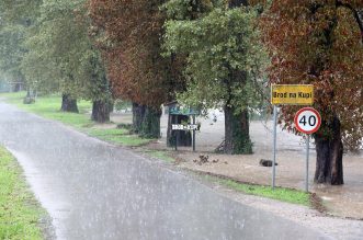 Obilna kiša izazvala je podizanje vodostaja rijeke Kupe i njenih pritoka koji su poplavili prometnice, kuće i vrtove