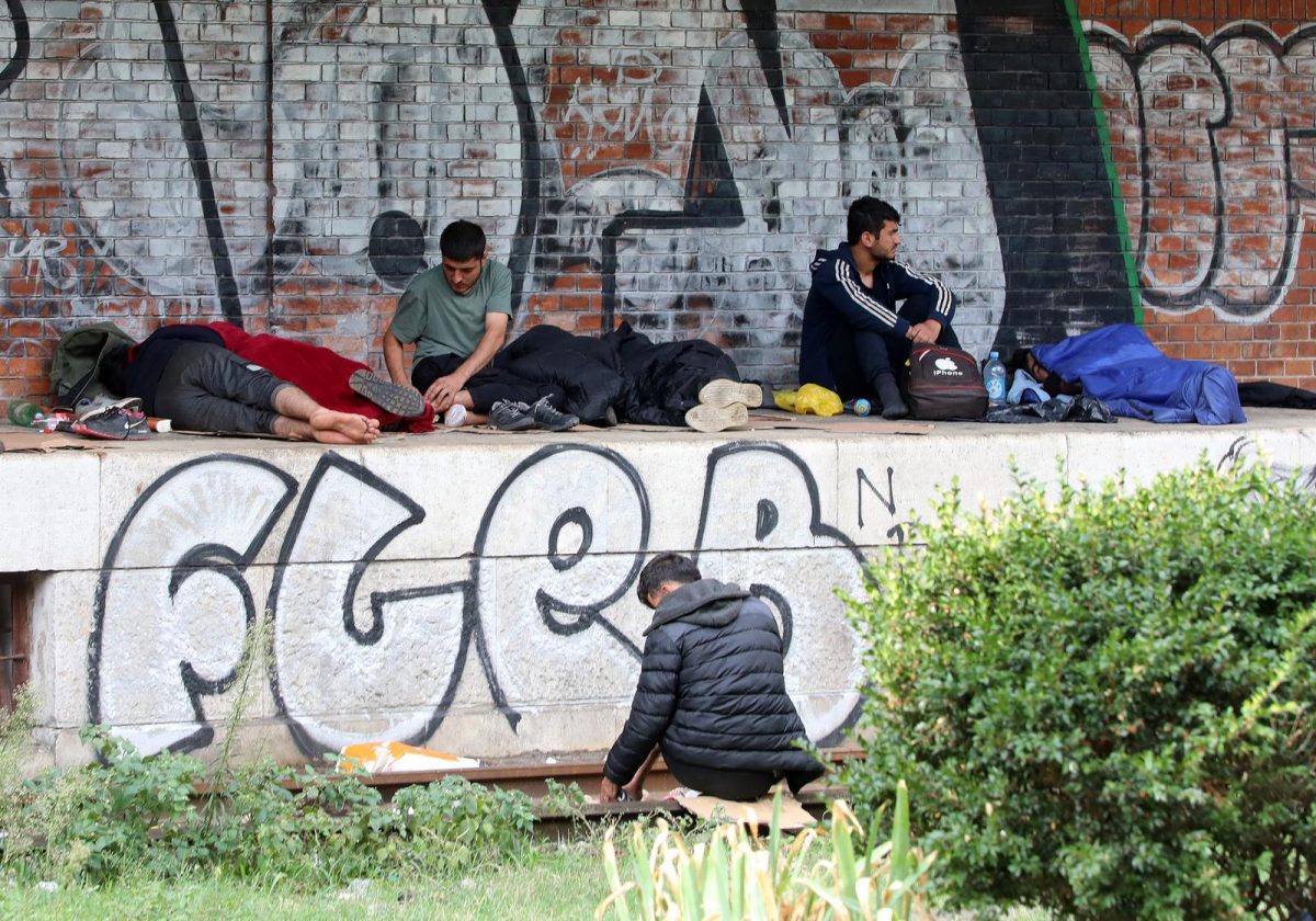 Rijeka: Migranti kraj željezničkih skladišta čekaju prijevoz do Istre i slovenske granice