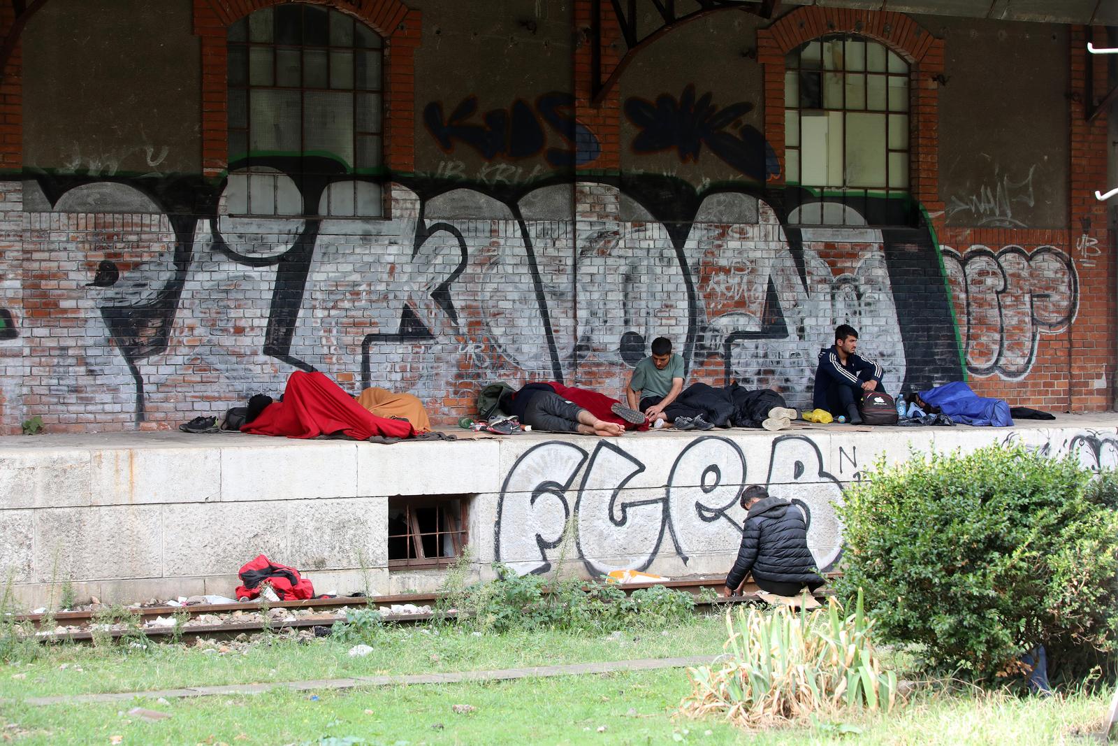 Rijeka: Migranti kraj željezničkih skladišta čekaju prijevoz do Istre i slovenske granice