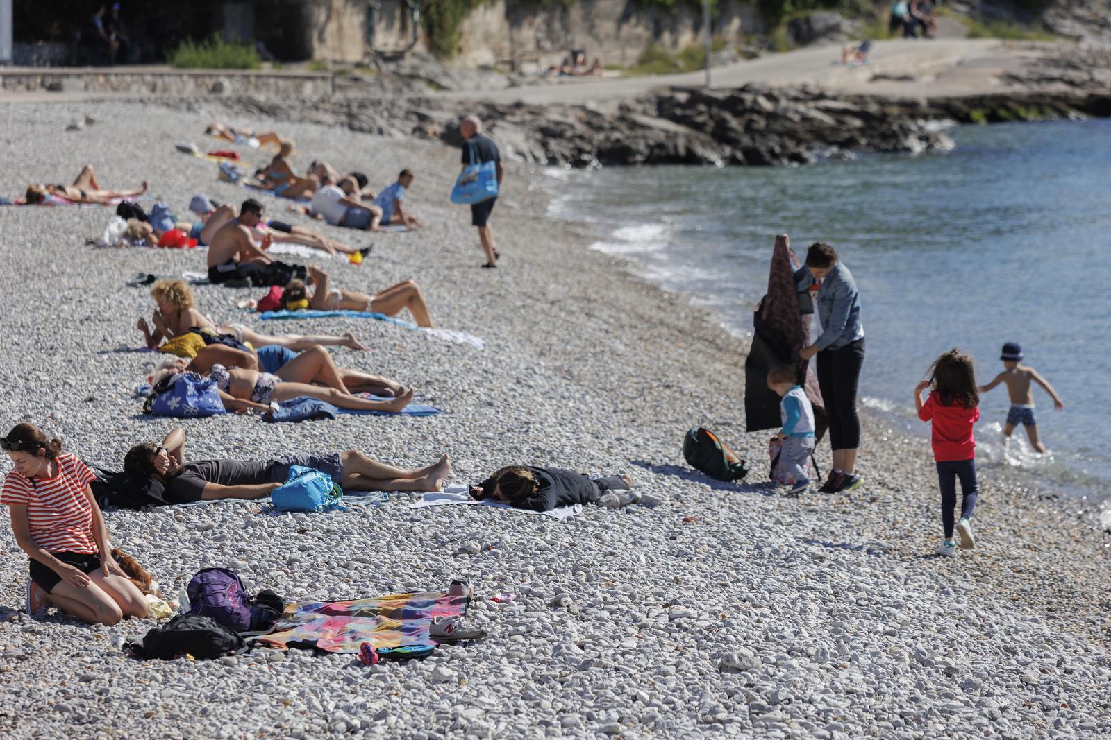 Riječani uživaju u sunčanom danu na plaži
