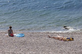 Riječani uživaju u sunčanom danu na plaži