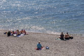 Riječani uživaju u sunčanom danu na plaži