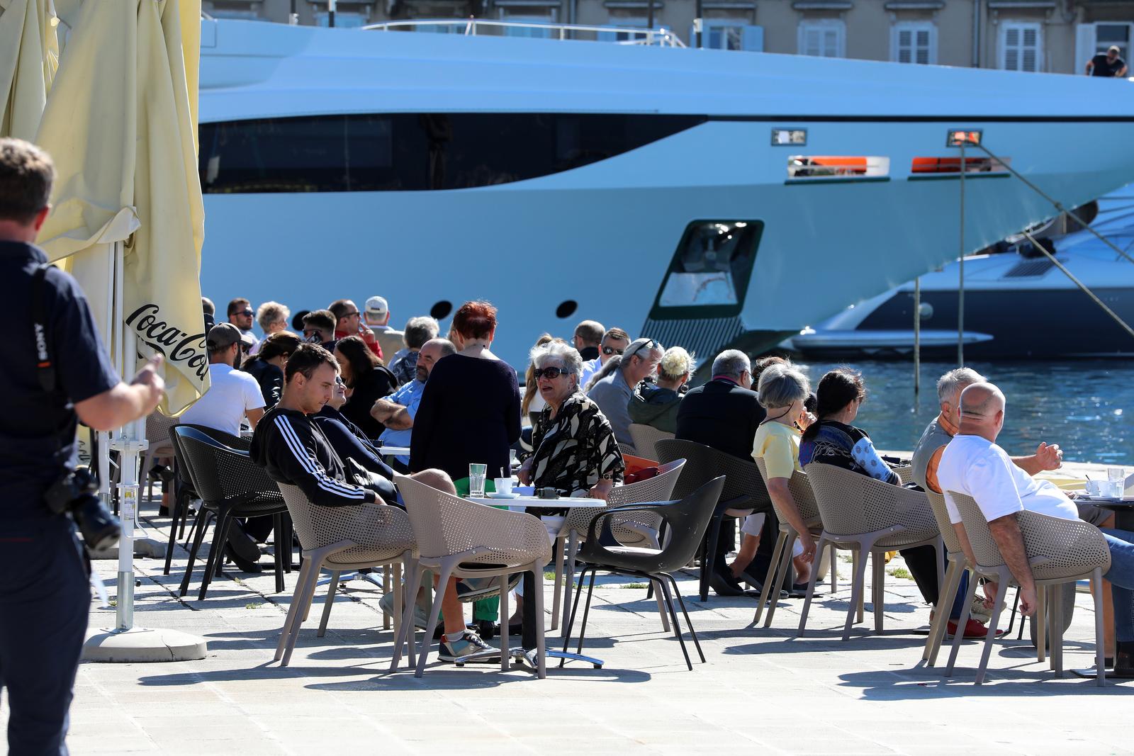 Rijeka: Kafić na gatu Karoline riječke gdje građani vole boraviti na suncu Rijeka: Kafić na gatu Karoline riječke gdje građani vole boraviti na suncu