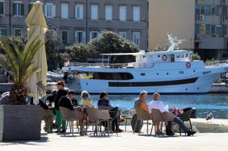 Rijeka: Kafić na gatu Karoline riječke gdje građani vole boraviti na suncu