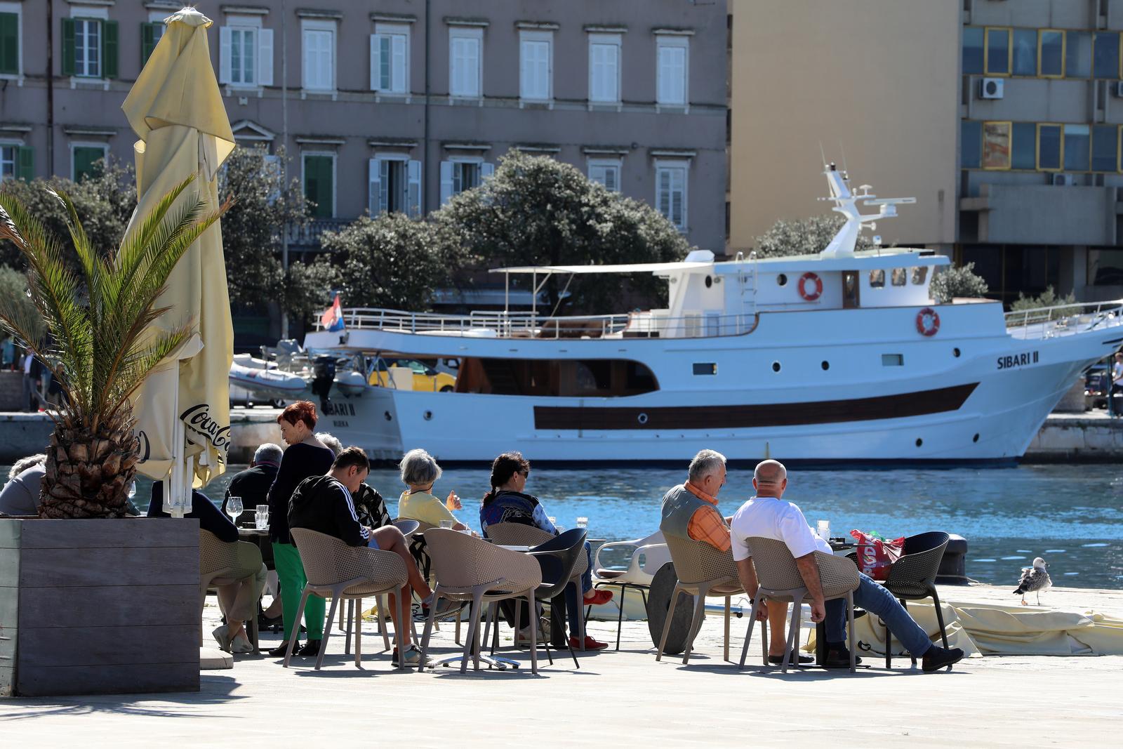 Rijeka: Kafić na gatu Karoline riječke gdje građani vole boraviti na suncu Rijeka: Kafić na gatu Karoline riječke gdje građani vole boraviti na suncu