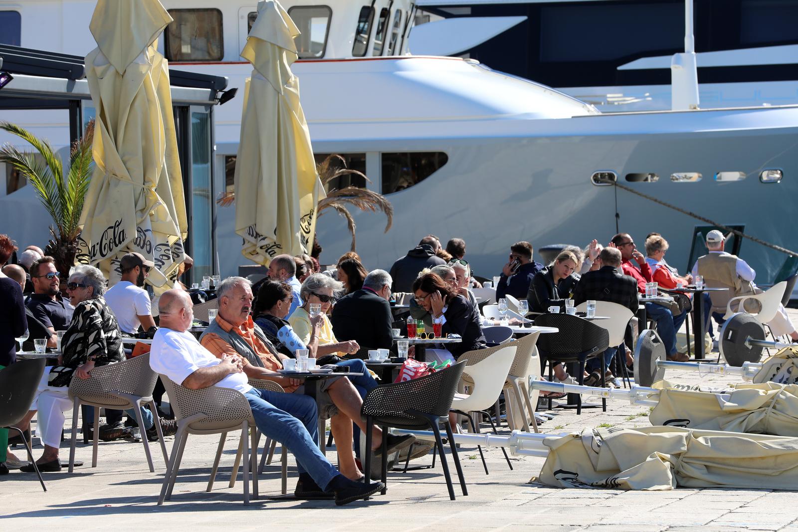 Rijeka: Kafić na gatu Karoline riječke gdje građani vole boraviti na suncu Rijeka: Kafić na gatu Karoline riječke gdje građani vole boraviti na suncu