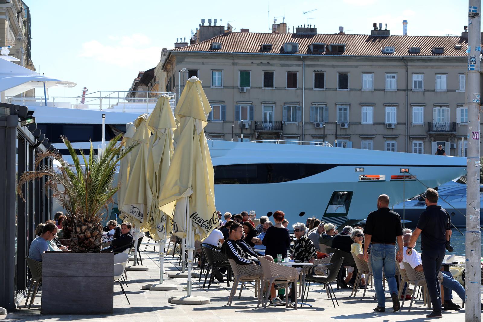 Rijeka: Kafić na gatu Karoline riječke gdje građani vole boraviti na suncu Rijeka: Kafić na gatu Karoline riječke gdje građani vole boraviti na suncu