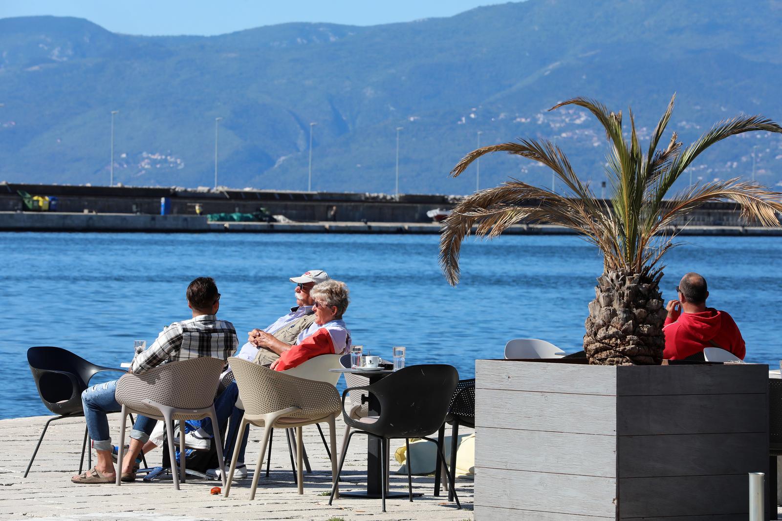 Rijeka: Kafić na gatu Karoline riječke gdje građani vole boraviti na suncu Rijeka: Kafić na gatu Karoline riječke gdje građani vole boraviti na suncu