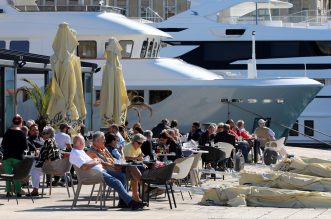 Rijeka: Kafić na gatu Karoline riječke gdje građani vole boraviti na suncu