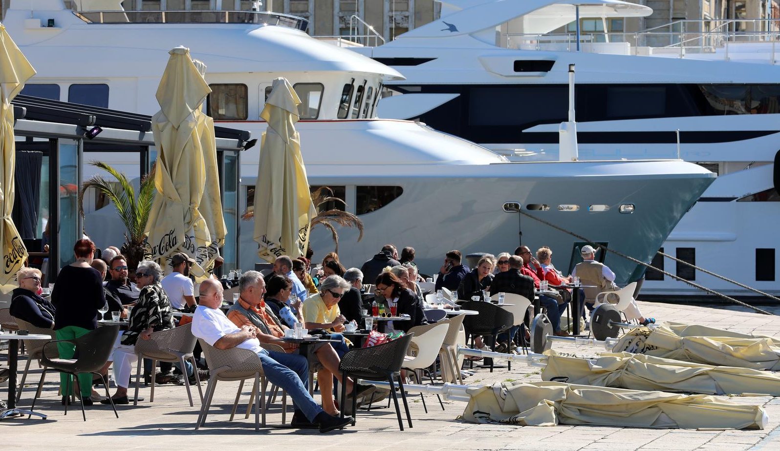 Rijeka: Kafić na gatu Karoline riječke gdje građani vole boraviti na suncu Rijeka: Kafić na gatu Karoline riječke gdje građani vole boraviti na suncu