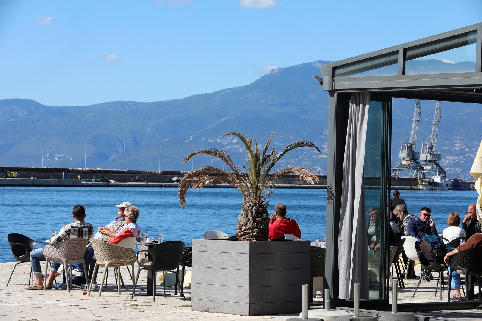 Rijeka: Kafić na gatu Karoline riječke gdje građani vole boraviti na suncu Rijeka: Kafić na gatu Karoline riječke gdje građani vole boraviti na suncu