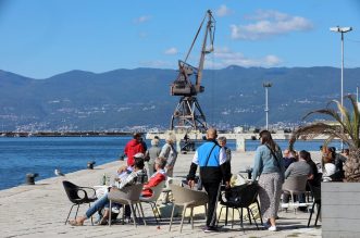 Rijeka: Kafić na gatu Karoline riječke gdje građani vole boraviti na suncu